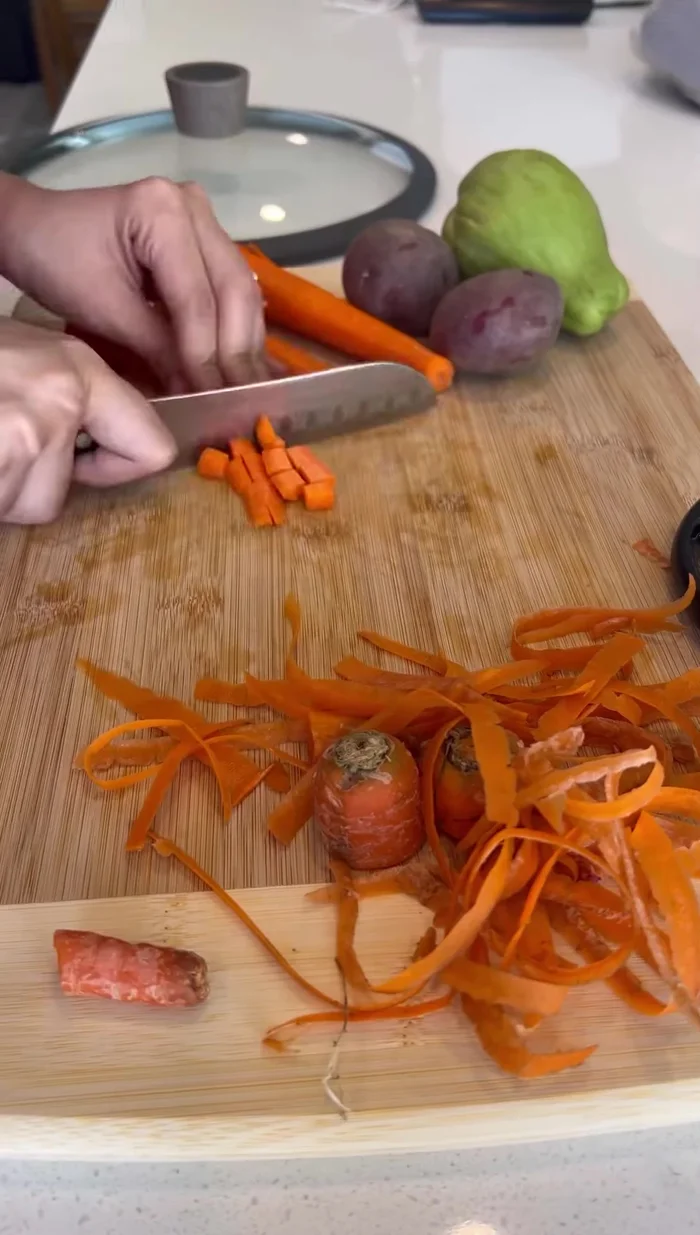 Cut the vegetables (potatoes, carrots, chayote).