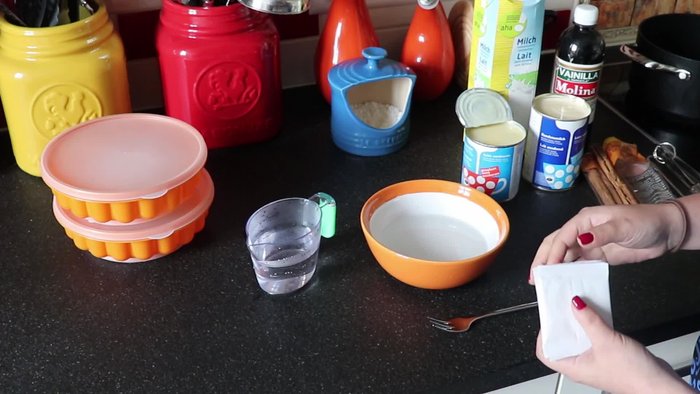 Hydrate the gelatin: Pour cold water into a bowl, add powdered gelatin, and mix until it forms a solid mass.
