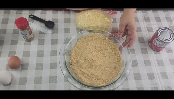 Mix the cookie powder, melted butter, sugar, and cinnamon.