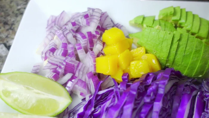 Cut the lime and mango.