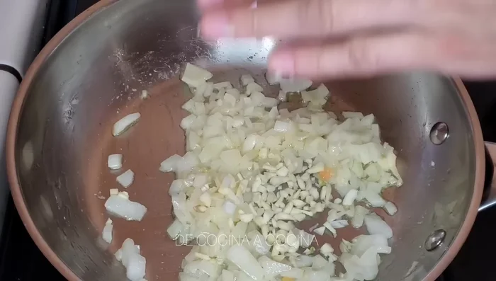 Add garlic and cook for 1 minute.
