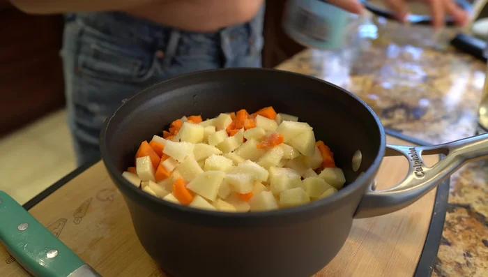 Boil potatoes and carrots with a little salt for 5 minutes.