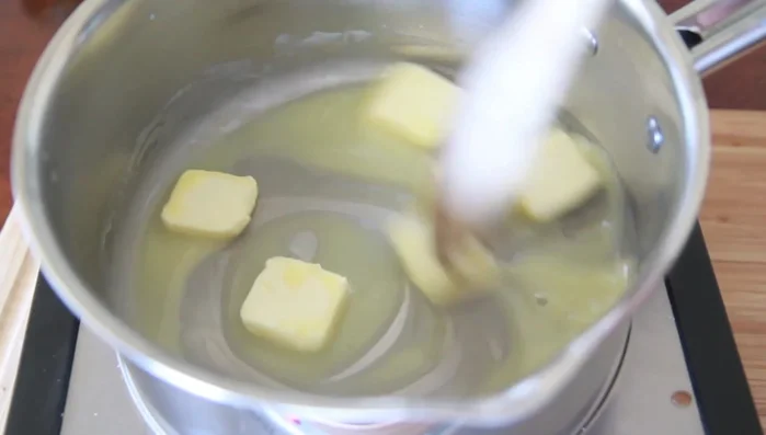 Prepare brown butter sauce: Melt butter in a light colored pot over medium heat, stirring until golden brown and fragrant. Remove from heat and pour into a heatproof bowl.