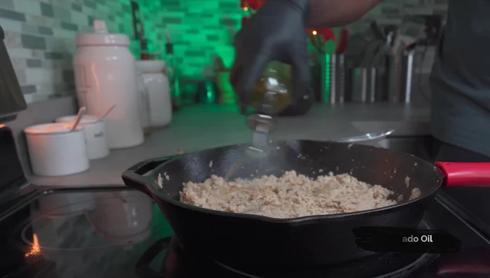Add avocado oil, mix thoroughly, scrape the bottom, form a heap, and press down. Reduce heat to medium, and cook for 5 minutes.