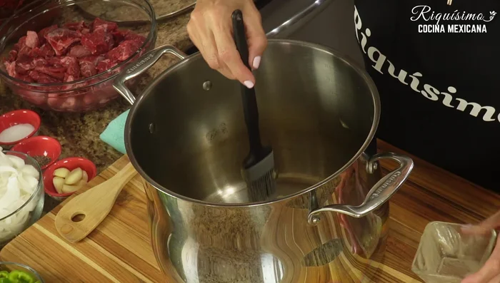 Coat the pot with lard or butter.