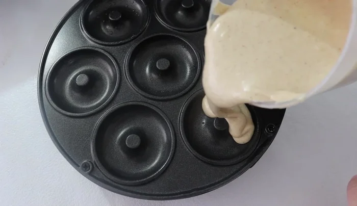 Fill and cook the donuts: Using a jar or piping bag, carefully fill each donut mold with dough. Close the machine and cook according to the manufacturer's instructions.