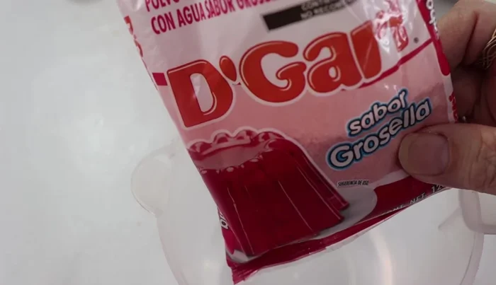Prepare the currant gelatin: In a cup of boiling water, dissolve currant gelatin. Let it rest for 10 minutes, stirring. Add two cups of cold water to cool.