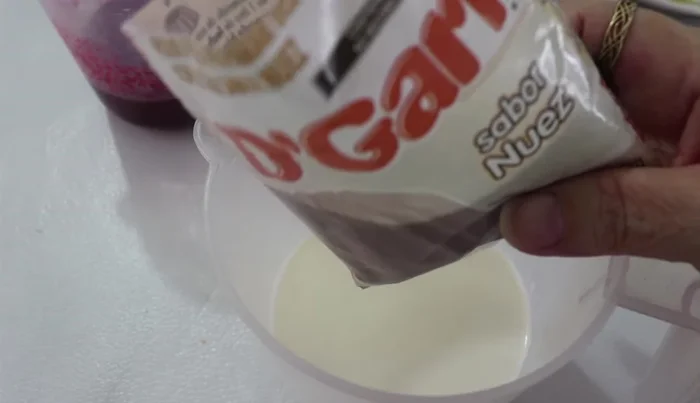 Prepare the walnut milk gelatin: In a cup of boiling milk, dissolve walnut-flavored milk gelatin. Let it rest for 10 minutes, stirring. Add two cups of cold water to cool.