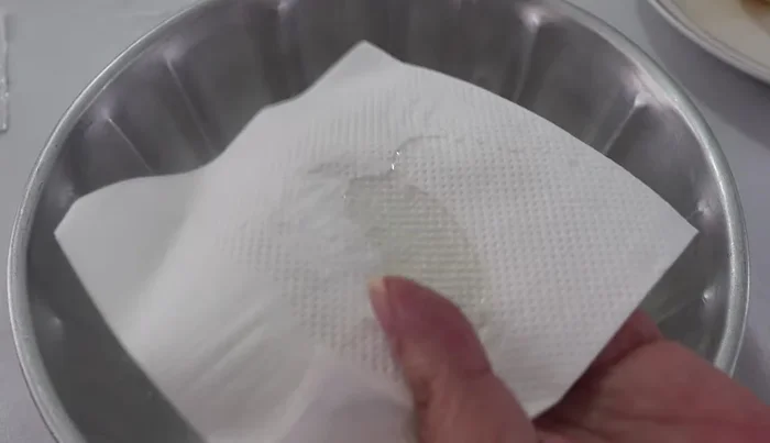 Prepare the mold: Grease a mold with oil and absorbent paper to prevent sticking.