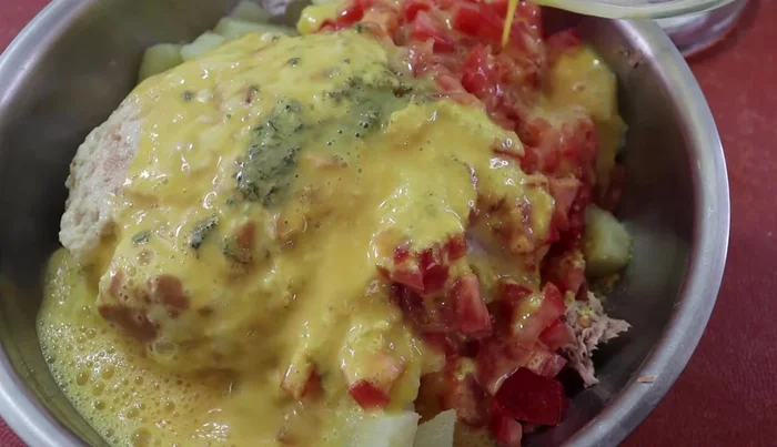Add the beaten eggs to the potato mixture, then mix thoroughly with your hands (261.12)