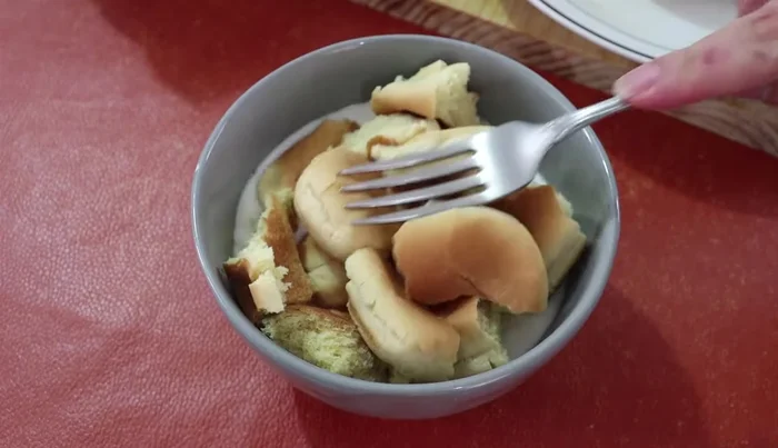 Soak bread in milk to soften (88.159)