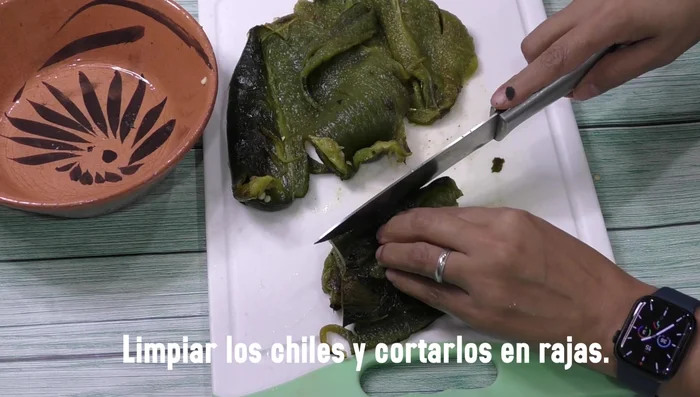 Cut the poblano peppers into strips (112.02).