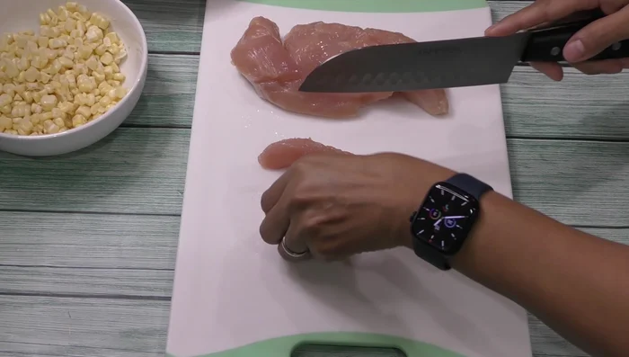 Cut the chicken breast into small pieces or strips (128.239).
