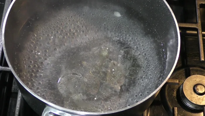Cook the pasta in boiling water with a little oil, salt, onion, garlic, and bay leaf (171.239). Add pepper (192.959). Cook for about 10 minutes after boiling (220.5).