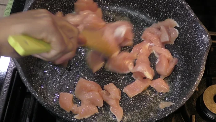 In a hot pan with butter and a little oil, cook the chicken with garlic and pepper (270.479). Cook for about 10 minutes (311.22), then remove and reserve (327.96).