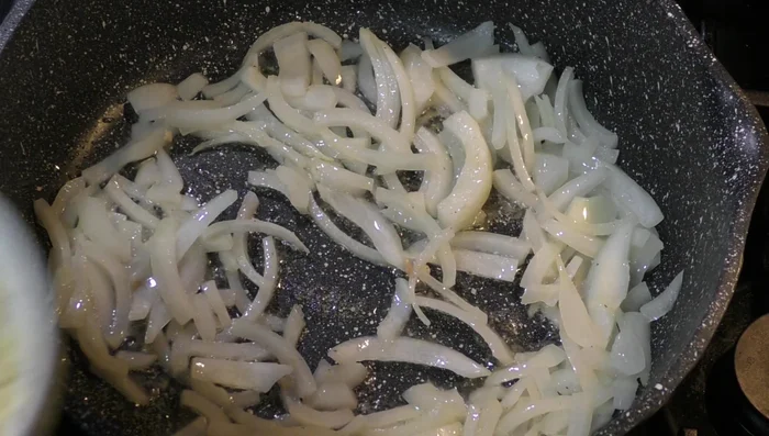In the same pan, melt butter and oil. Add the onion and cook (353.539). After 4 minutes, add the corn kernels and cook until tender (359.479).