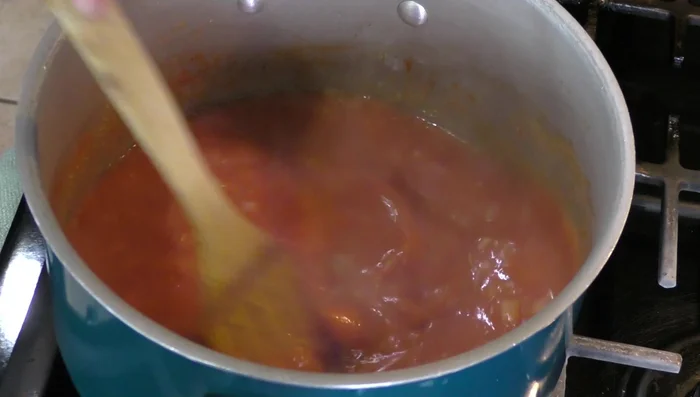 Add about 1.5 liters of water to the sauce. Bring to a boil.