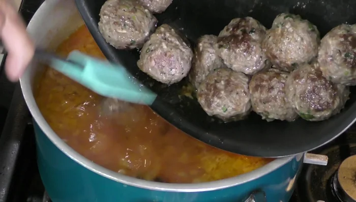 Add the fried meatballs, along with the rendered meat fat, to the broth.