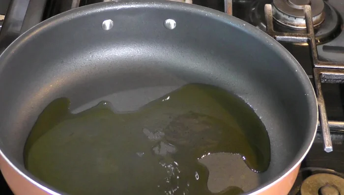 Heat olive oil in a frying pan. Add the shrimp, season with salt and pepper, and add 2 cloves of pressed garlic. Fry until cooked through and fragrant. Remove shrimp and set aside.