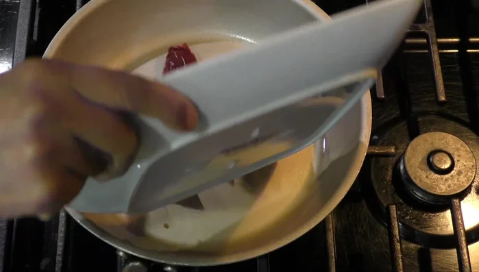 Fry the chilies and garlic cloves in a little oil until golden brown. Add a little water.