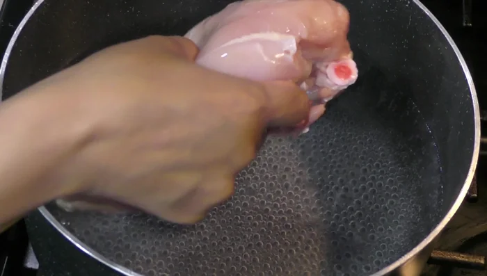 Boil chicken breast in 1.5 liters of water. Once boiling, remove foam.