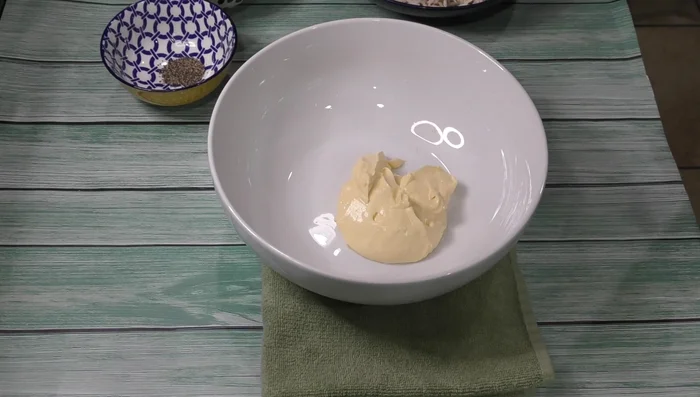 In a bowl, combine cream, mayonnaise, black pepper, and mustard.