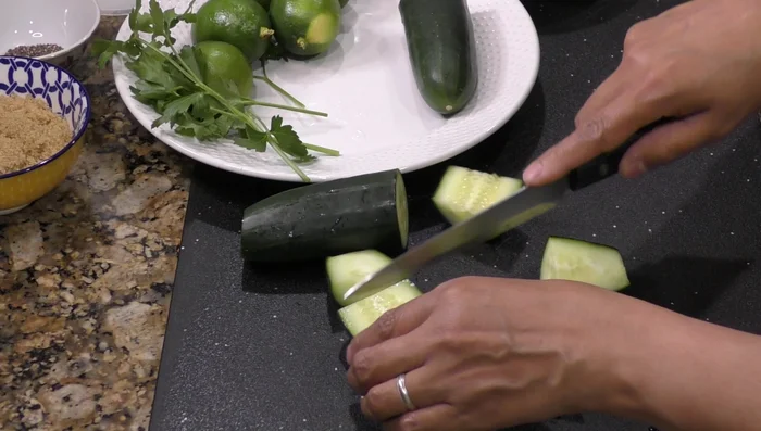If the cucumber seeds are thick, remove them to prevent bitterness. In this recipe, the seeds are not thick, so they are left in.