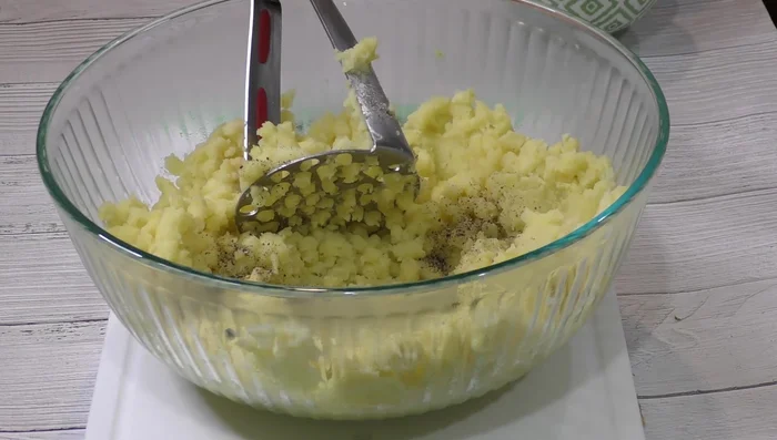Add pepper and salt to the mashed potatoes. [99.96]