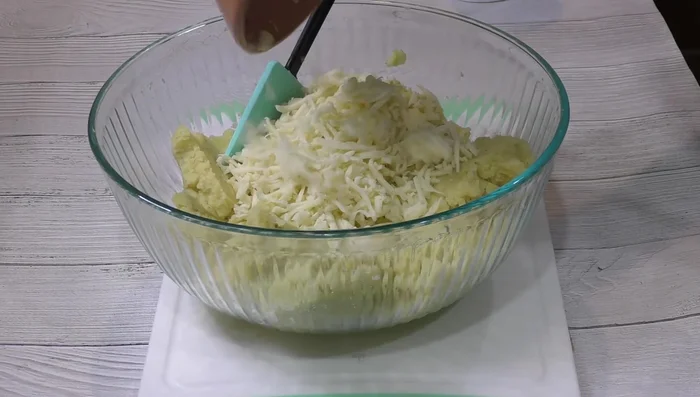 Mix in the grated mozzarella and fresh cheese. [121]