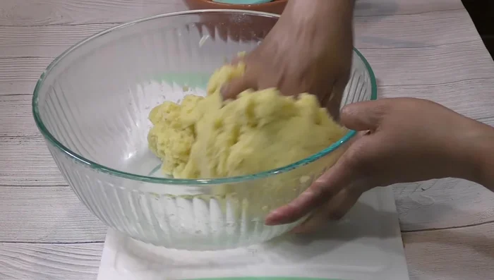 Gently heat the corn tortillas to make them pliable. [153.599]