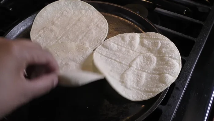 Fill each tortilla with the potato mixture. [147.68]