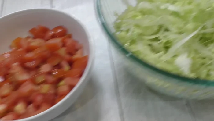 Chop tomatoes and lettuce. [264.16]