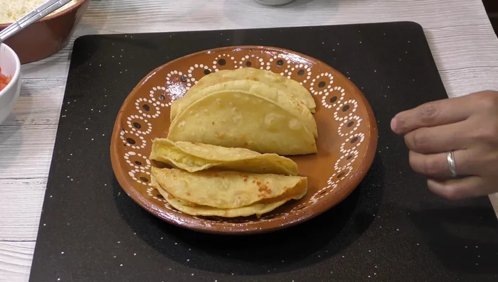 Assemble the quesadillas: Add lettuce, tomatoes, grated fresh cheese, and your favorite sauce (cream, salsa, etc.). [273.72]