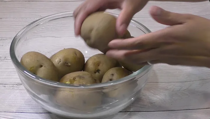 Let the cooked potatoes cool, then peel and mash them. [74.479]
