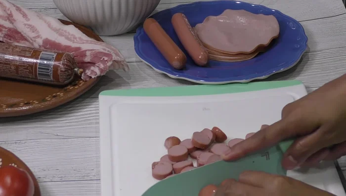 Cut sausages into slices.