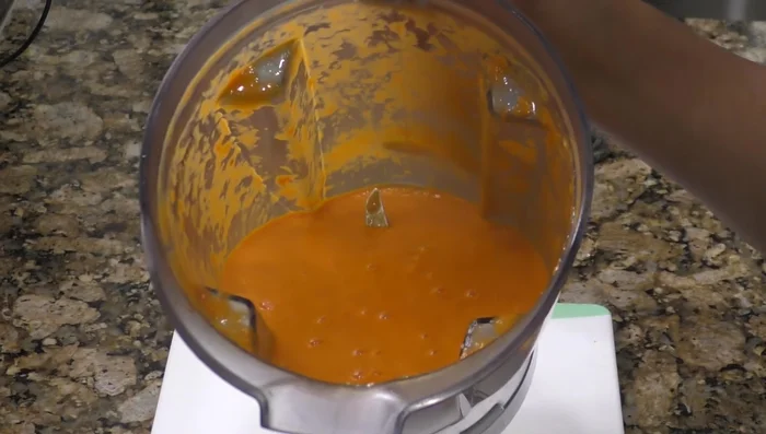 Fry the blended tomato mixture (453.039).