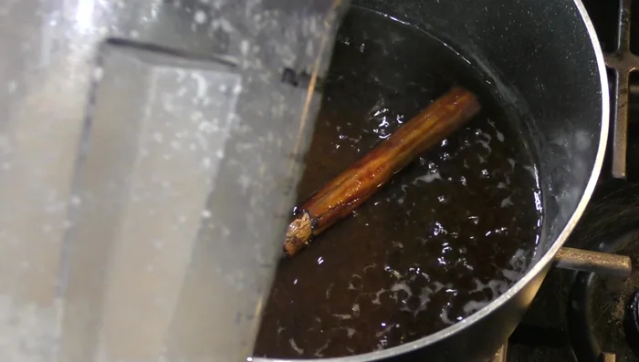 Add the blended oats to the pot with the piloncillo mixture. [109.259]