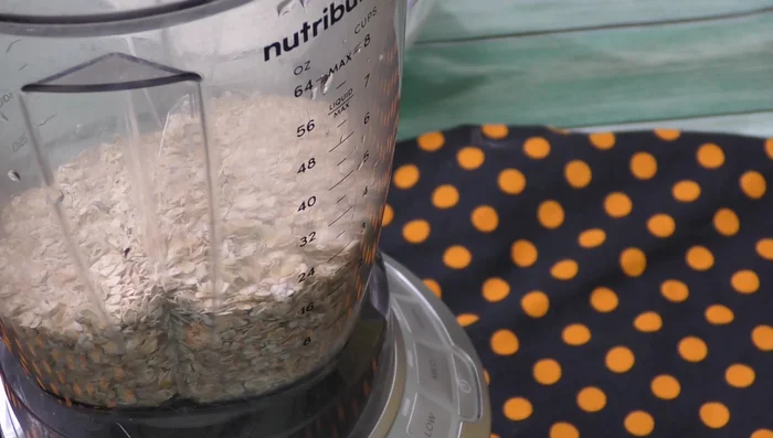 In a blender, combine the oats and a little milk. Blend until smooth. [52.8]