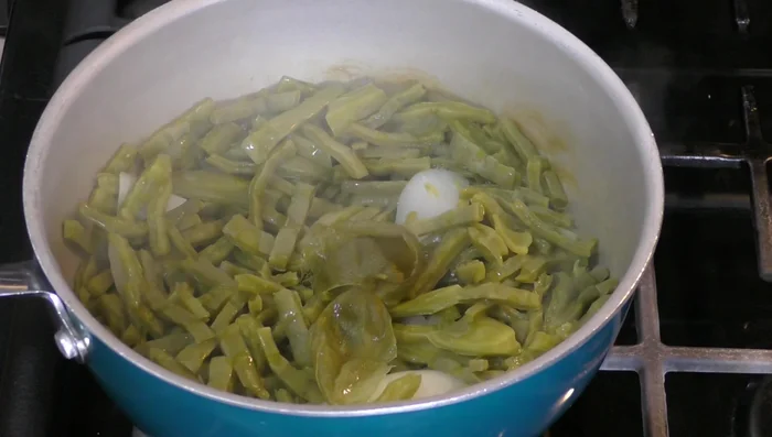 Once cooked, remove the onion and tomato peels. Let the nopales cool.