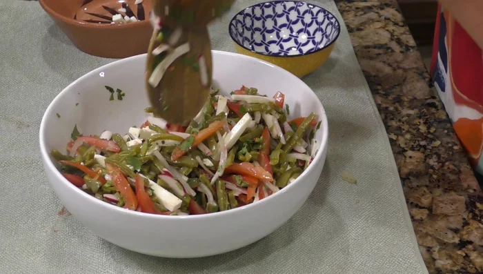 Just before serving, add the avocado and mix gently.