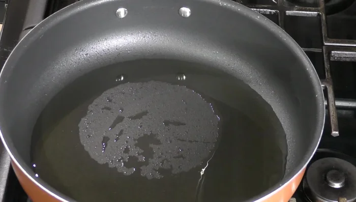 Fry the sauce for 18 minutes to season it, adding broth as needed.