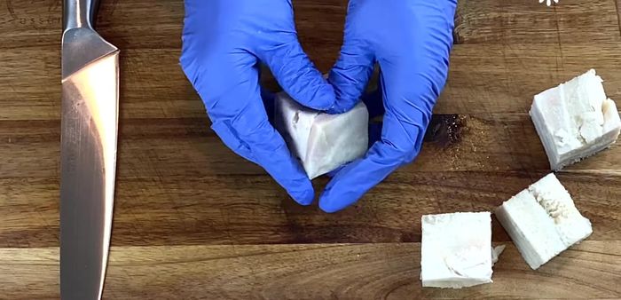 Cut the tripe into 2-centimeter cubes. Rinse several times to remove any bad smell and fat.