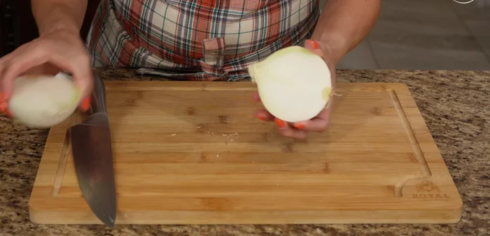 Cut the onion into small pieces (julienne if preferred).