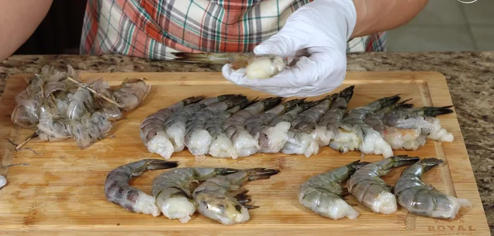 Clean the shrimp. Remove the shells carefully, leaving the tail intact.