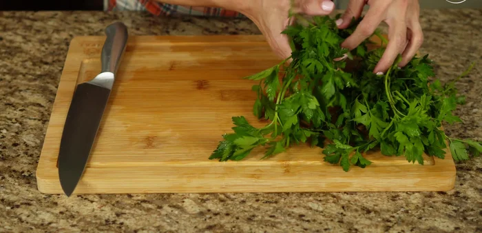 Chop the parsley.