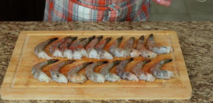 Season the shrimp with paprika, pepper, and salt. Arrange them in a circle in a container for easy transfer to the pan.