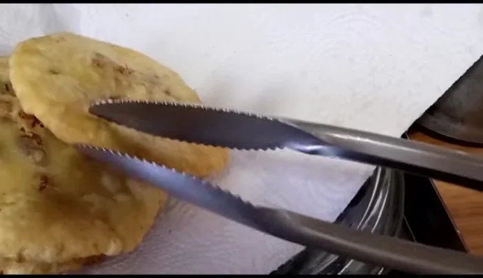 Drain the gorditas on absorbent paper. (420.759)