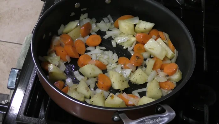 Add half the oregano and bay leaf to the vegetables. Fry briefly.