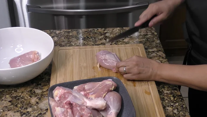 Make cuts in the chicken to allow seasoning to penetrate. Season with salt and pepper. Add garlic and mix well. Let it rest for 15 minutes (covered).