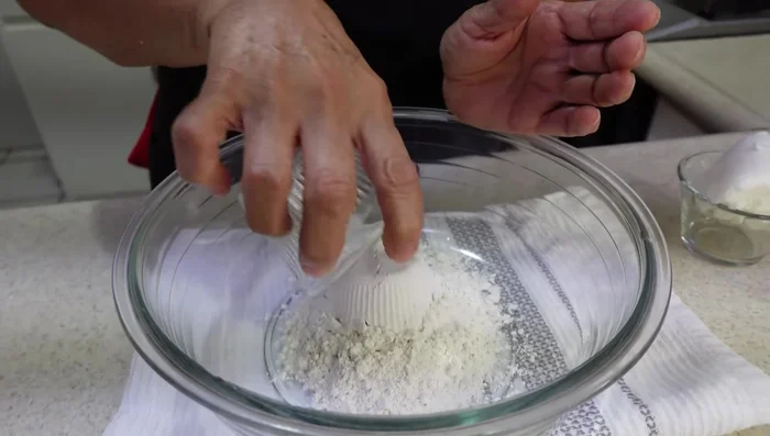 Prepare the topping: Mix 100g flour, 100g powdered sugar, 100g vegetable shortening, and 1 teaspoon of vanilla extract. Divide the mixture in half; add cocoa powder to one half for chocolate topping.